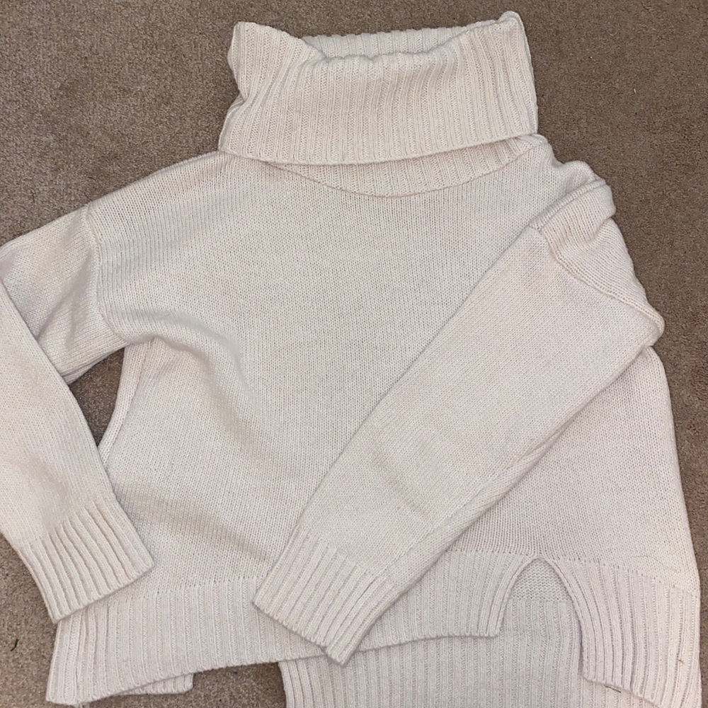 Romwe crop neck sweater.